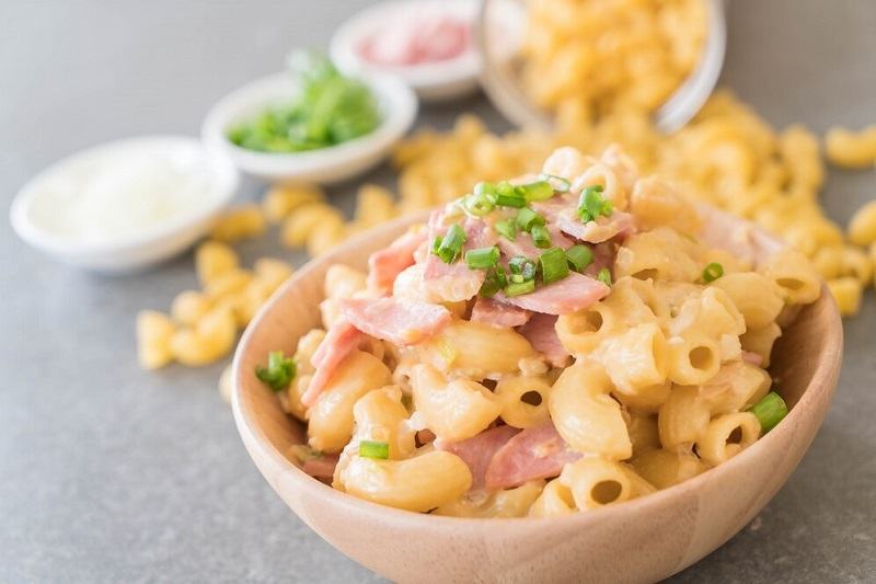Salata de paste cu sunca si cascaval - reteta cu dressing cremos fara maioneza